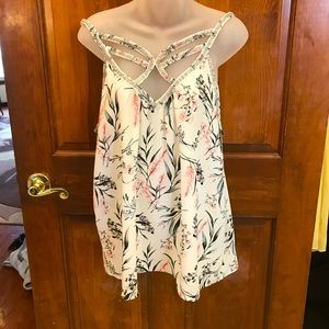 🦄🦄🦄 3 for $20 🦄🦄🦄 Women’s BKE Boutique floral Camisole with beading. Size large